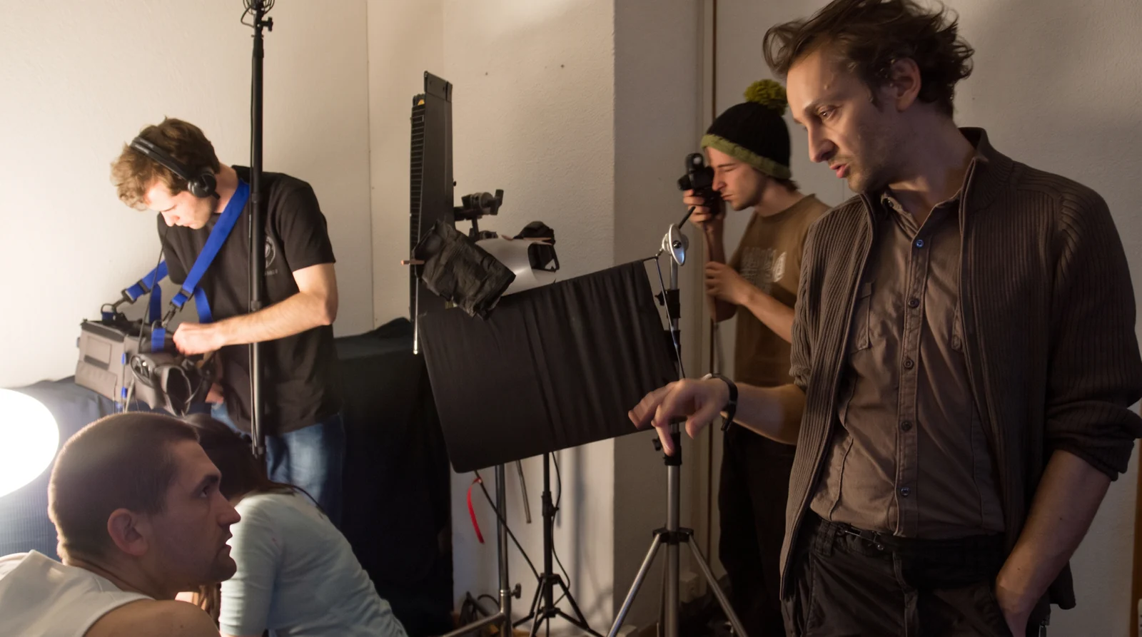 Des &eacute;changes avec un interpr&egrave;te et l&rsquo;&eacute;quipe cam&eacute;ra sur un plateau de tournage.