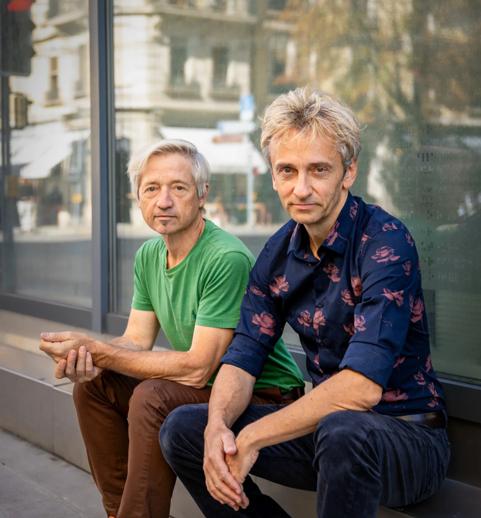 Portrait de Bartek Sozanski et József Trefeli, assis devant une baie vitrée.
