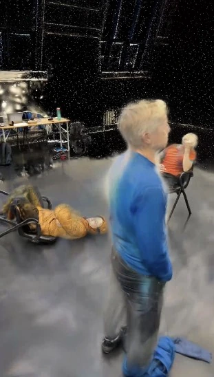 Un interpr&egrave;te dans un espace de travail, premi&egrave;re image d&rsquo;un essai vid&eacute;o de 2023.